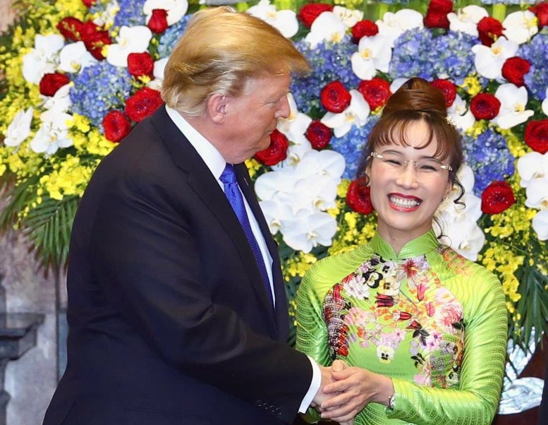 Tổng thống Hoa Kỳ Donald Trump chúc mừng Tiến sĩ Nguyễn Thị Phương Thảo với hợp đồng đặt mua 100 tàu bay Boeing trong sự kiện ký kết tại Hà Nội ngày 27/2/2017. Tổng thống Hoa Kỳ Donald Trump chúc mừng Tiến sĩ Nguyễn Thị Phương Thảo với hợp đồng đặt mua 100 tàu bay Boeing trong sự kiện ký kết tại Hà Nội ngày 27/2/2017.