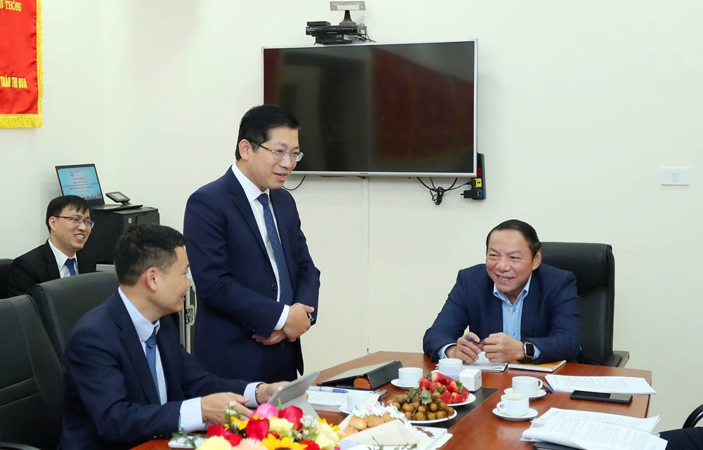 Cục trưởng Cục Báo chí Lưu Đình Phúc báo cáo tại buổi làm việc Cục trưởng Cục Báo chí Lưu Đình Phúc báo cáo tại buổi làm việc