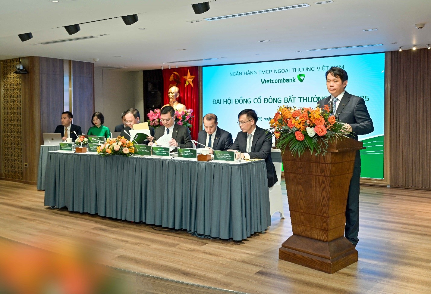 Ông Nguyễn Mạnh Hùng – Thành viên HĐQT Vietcombank trình bày Tờ trình và Quy chế về việc bầu bổ sung thành viên HĐQT nhiệm kỳ 2023 – 2028