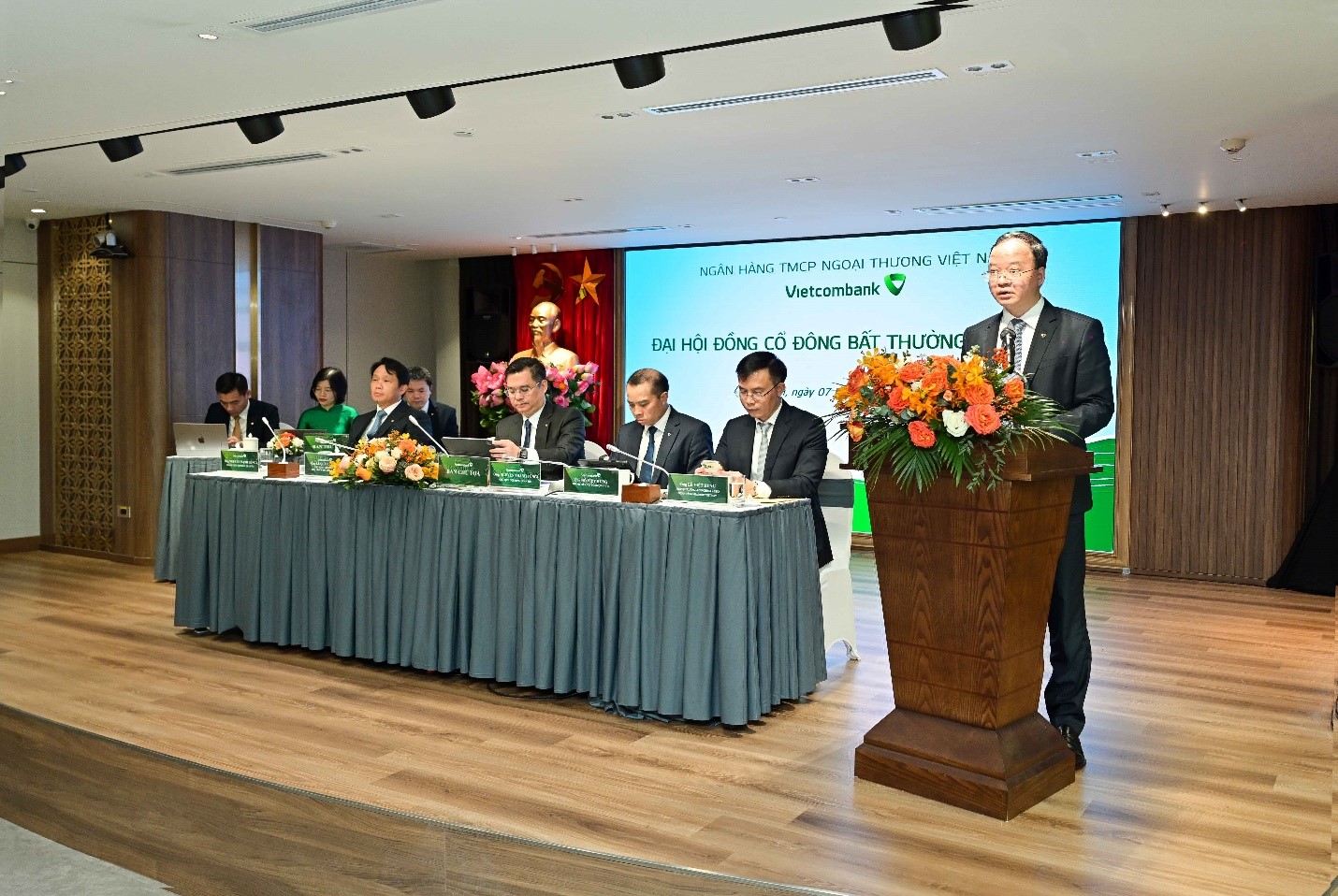 Ông Lê Quang Vinh - Phó Tổng Giám đốc phụ trách Ban điều hành Vietcombank trình bày Tờ trình về việc miễn nhiệm thành viên HĐQT nhiệm kỳ 2023 – 2028