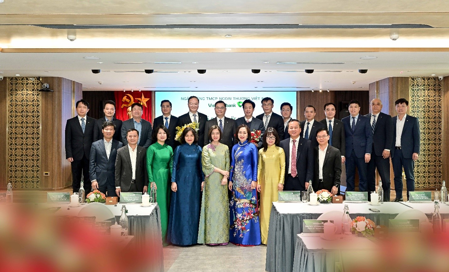 Đại biểu khách quý và Ban lãnh đạo Vietcombank chụp ảnh lưu niệm cùng ông Lê Quang Vinh – tân Thành viên HĐQT và ông Nguyễn Mỹ Hào – nguyên Thành viên HĐQT