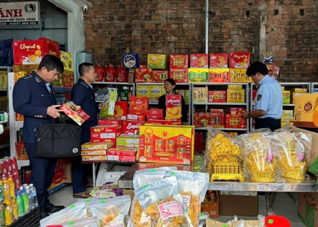 Lực lượng QLTT Quảng Ngãi kiểm tra tại một cơ sở kinh doanh bánh, kẹo. Ảnh: Đức Duy