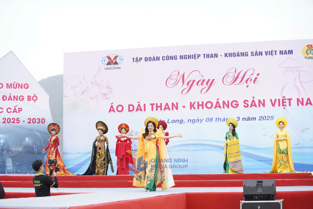 Trình diễn 60 trang phục áo dài Việt Nam trên sân khấu. Trình diễn 60 trang phục áo dài Việt Nam trên sân khấu.