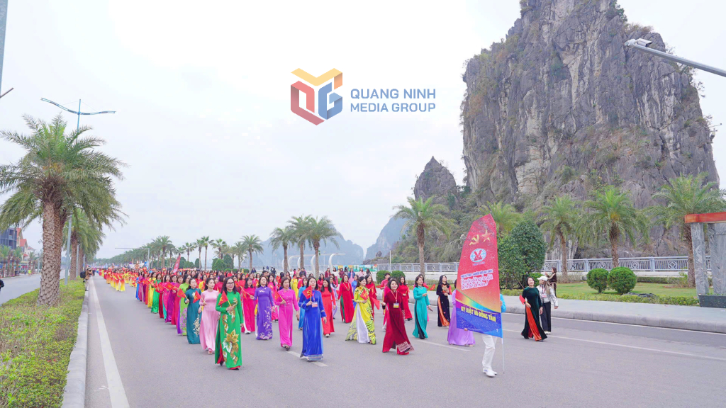 Đồng diễn áo dài bên bờ di sản, kỳ quan thiên nhiên thế giới Vịnh Hạ Long. Đồng diễn áo dài bên bờ di sản, kỳ quan thiên nhiên thế giới Vịnh Hạ Long.