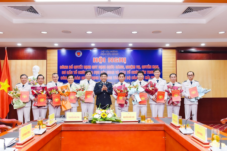 Cục trưởng Cục Hải quan Nguyễn Đức Thọ chúc mừng các Chi cục trưởng Chi cục Hải quan khu vực