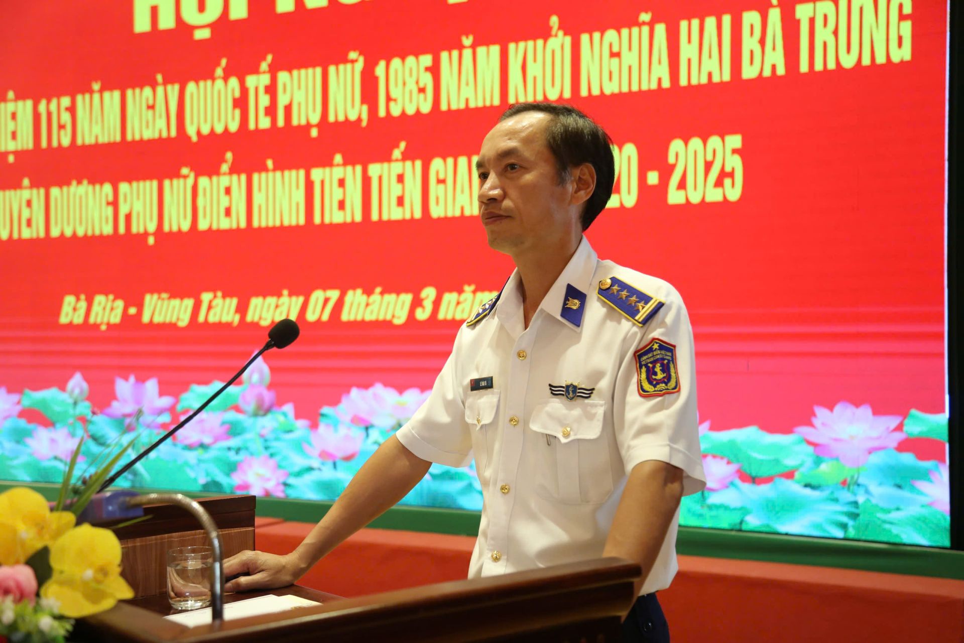 Đại tá Lê Văn Tú, Chính ủy BTL Vùng CSB 3 phát biểu tại buổi tuyên dương và gặp mặt