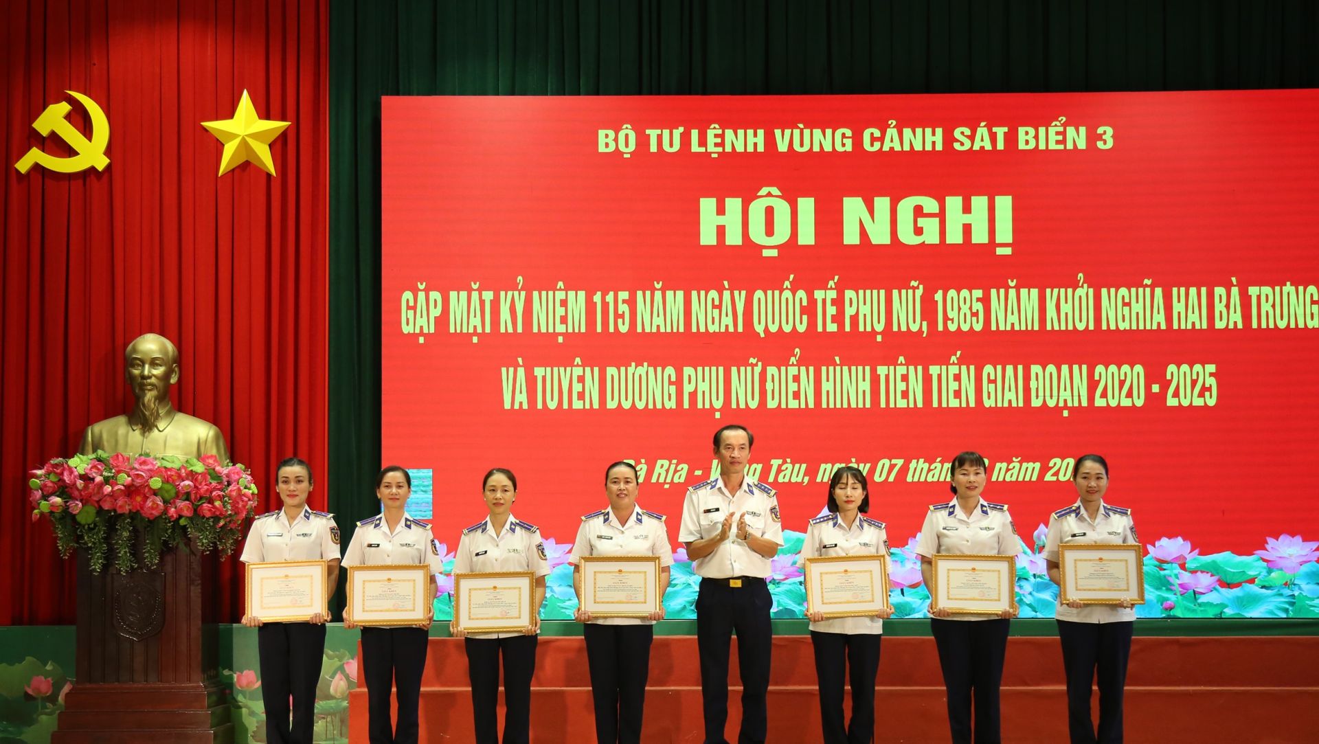 Đại tá Lê Văn Tú, chính ủy BTL Vùng CSB 3 trao thưởng cho cán bộ, hội viên có thành tích xuất sắc trong thời gian qua
