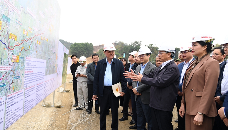 Phó Thủ tướng Bùi Thanh Sơn kiểm tra tiến độ Dự án xây dựng cao tốc Tuyên Quang-Hà Giang đoạn qua tỉnh Tuyên Quang tại nút giao Quốc lộ 37 - Ảnh: VGP/Hải Minh Phó Thủ tướng Bùi Thanh Sơn kiểm tra tiến độ Dự án xây dựng cao tốc Tuyên Quang-Hà Giang đoạn qua tỉnh Tuyên Quang tại nút giao Quốc lộ 37 - Ảnh: VGP/Hải Minh
