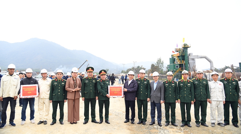 Phó Thủ tướng Bùi Thanh Sơn tặng quà động viên lực lượng thi công Dự án xây dựng cao tốc Tuyên Quang-Hà Giang đoạn qua tỉnh Tuyên Quang - Ảnh: VGP/Hải Minh Phó Thủ tướng Bùi Thanh Sơn tặng quà động viên lực lượng thi công Dự án xây dựng cao tốc Tuyên Quang-Hà Giang đoạn qua tỉnh Tuyên Quang - Ảnh: VGP/Hải Minh