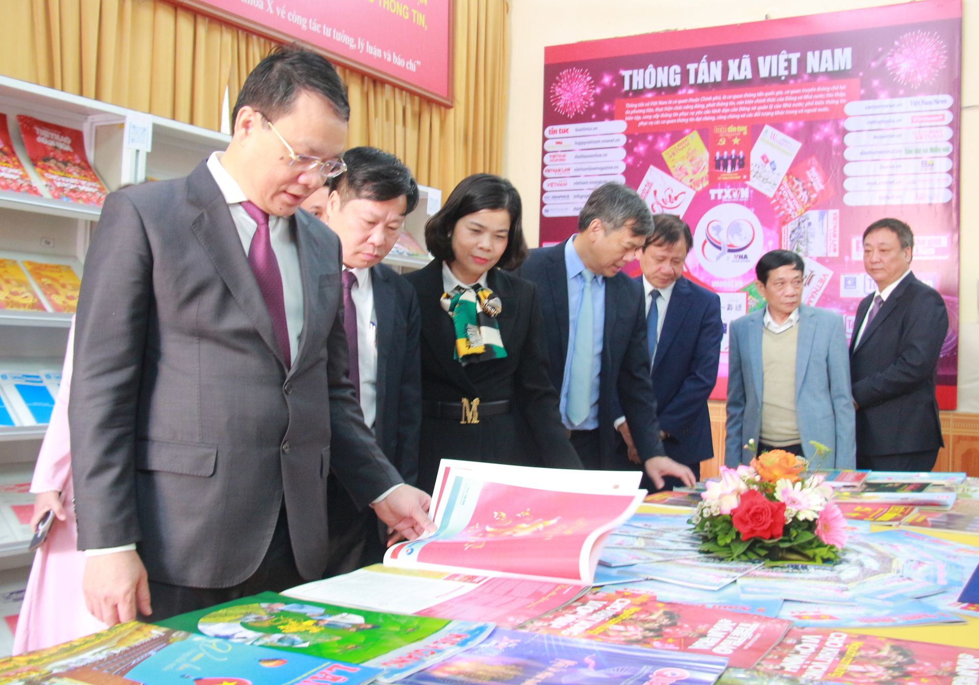 Bí thư Tỉnh ủy Nam Định Đặng Khánh Toàn (ngoài cùng bên trái) cùng lãnh đạo các sở, ngành... tham quan khu trưng bày báo xuân.