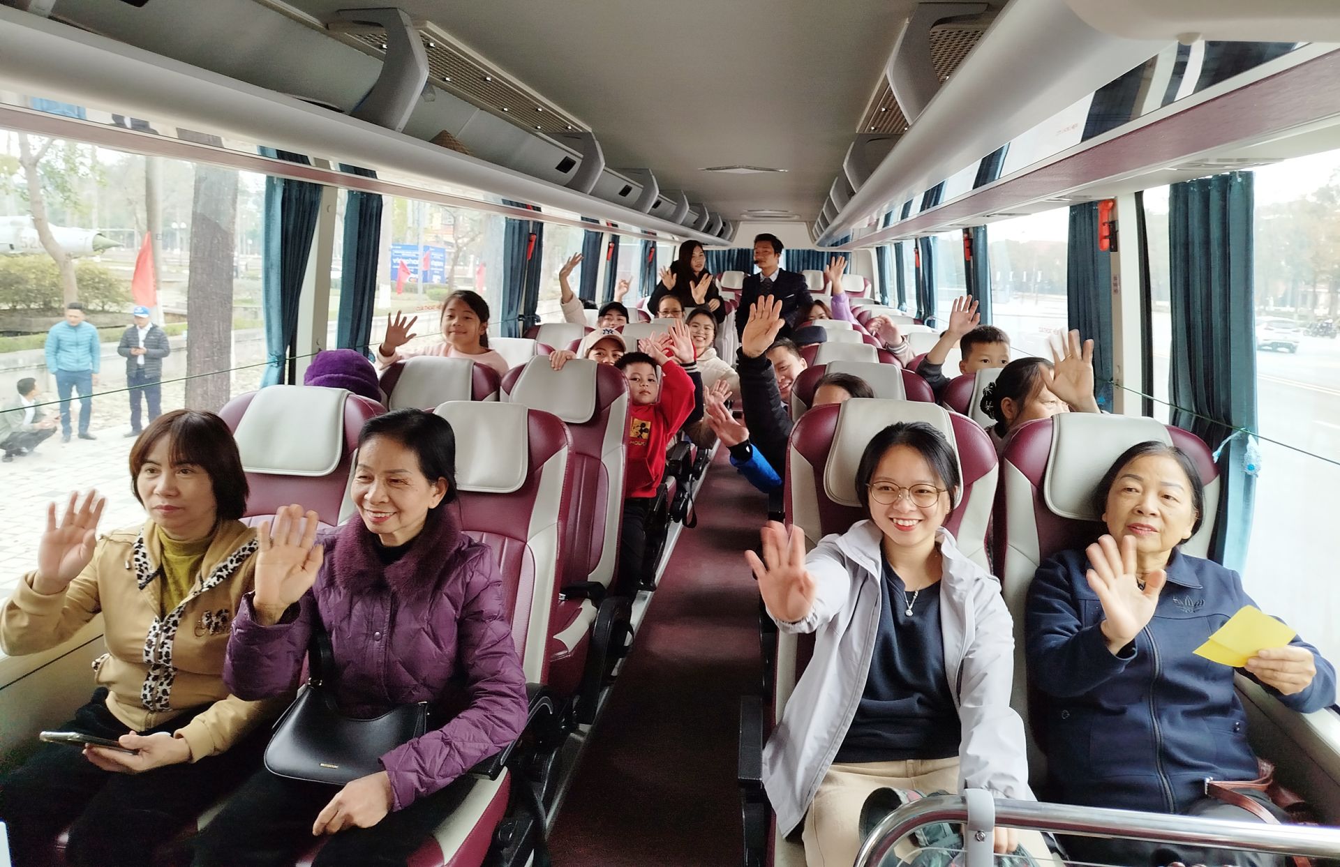 Nhân dân và du khách hào hứng tham gia tuor du lịch trải nghiệm