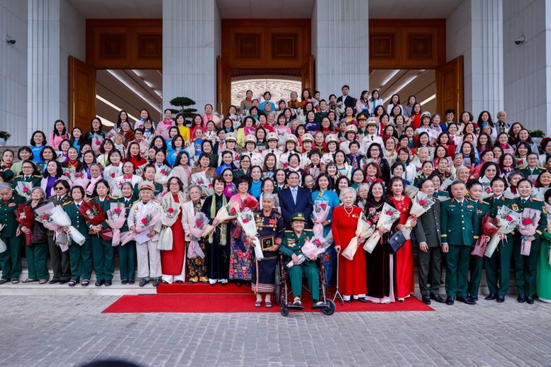 Thủ tướng chụp ảnh lưu niệm cùng các đại biểu - Ảnh: VGP/Nhật Bắc