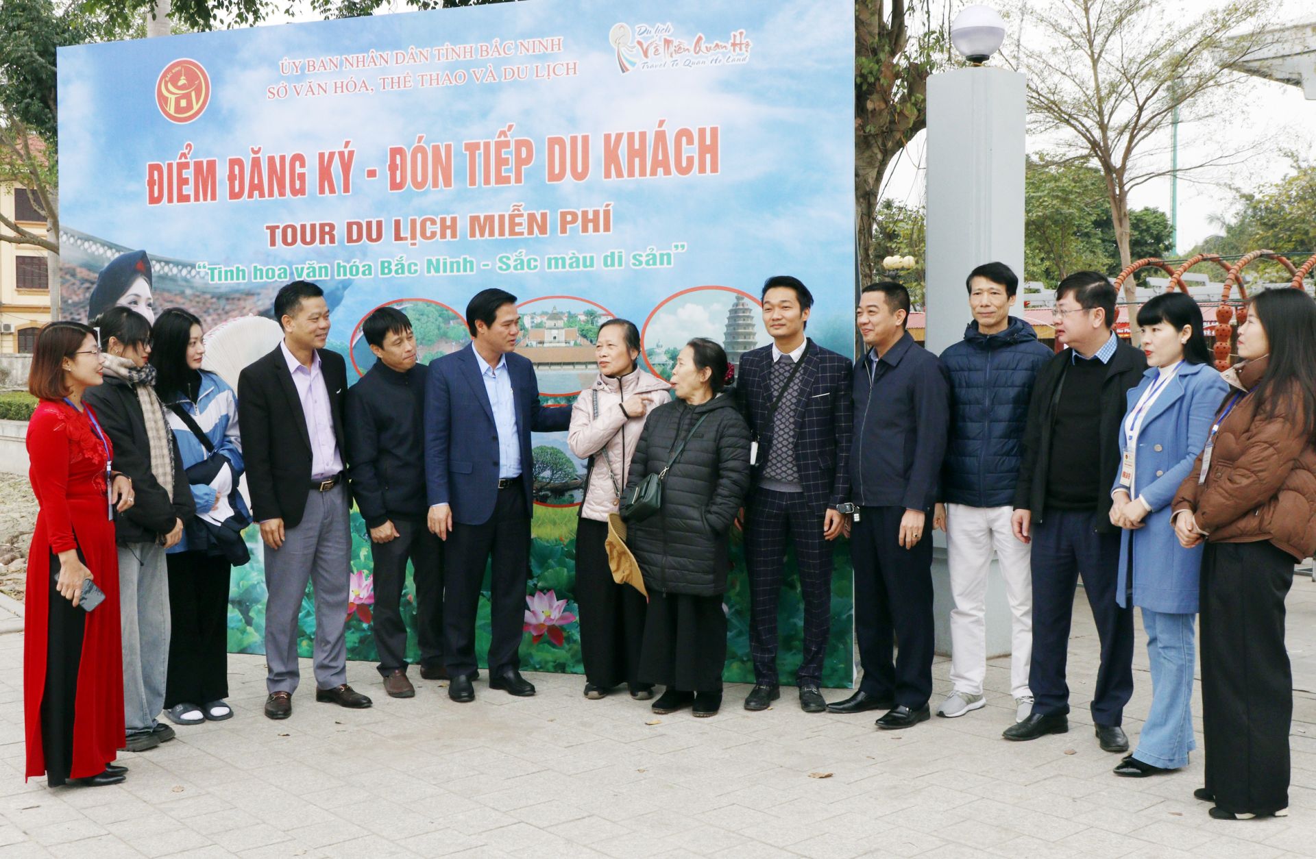 Bắc Ninh: Ngày đầu triển khai tour du lịch tham quan miễn phí bằng xe buýt