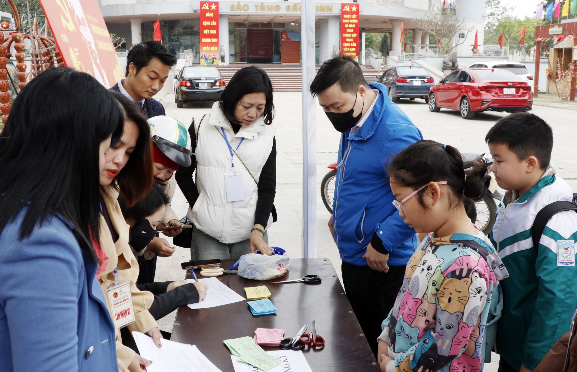 Nhân dân và du khách đăng ký tham gia tuor du lịch trực tiếp tại Bảo tàng tỉnh.