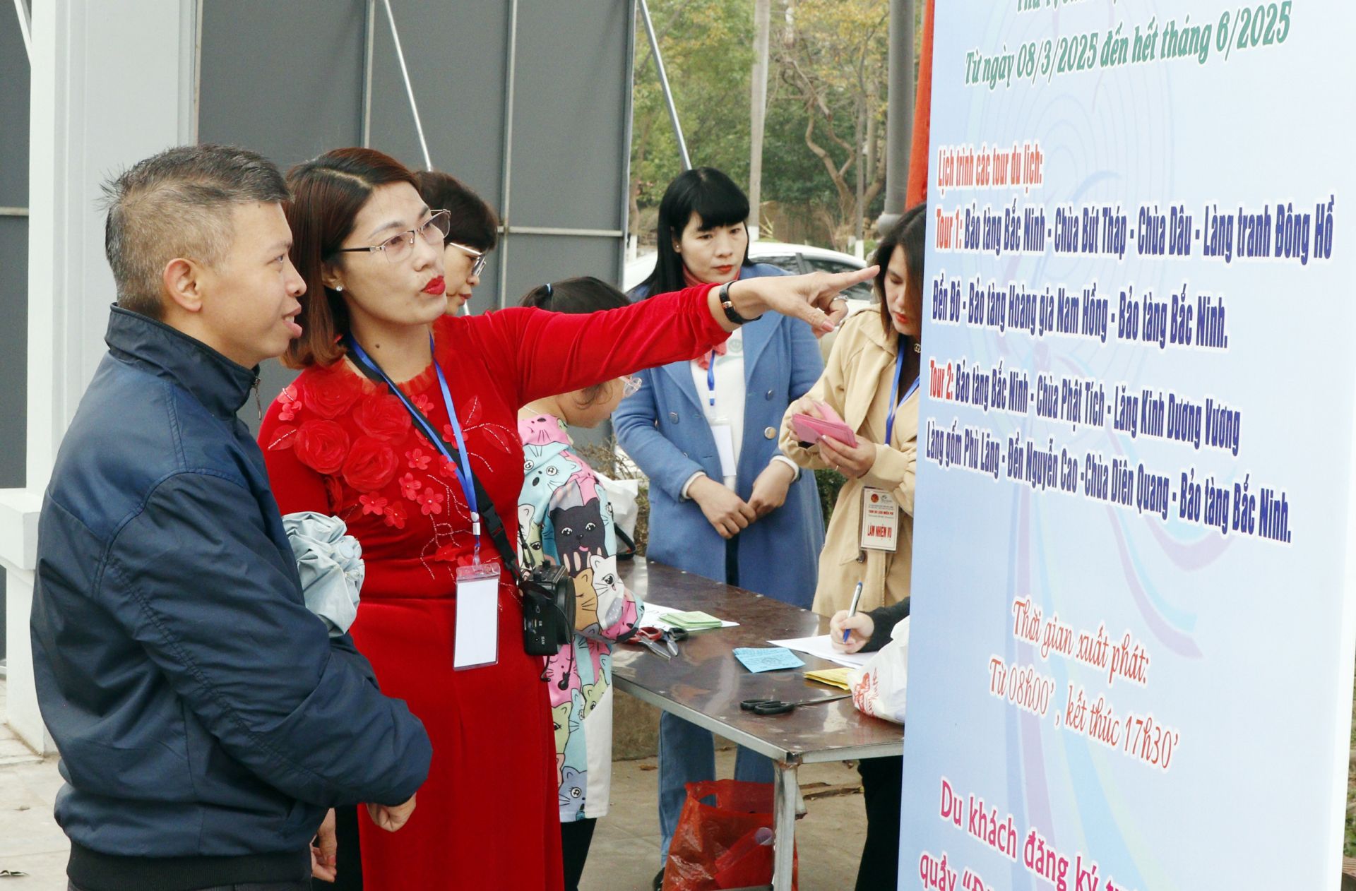 Cán bộ Sở Văn hoá, Thể thao và Du lịch hướng dẫn lịch trình các tuor du lịch.