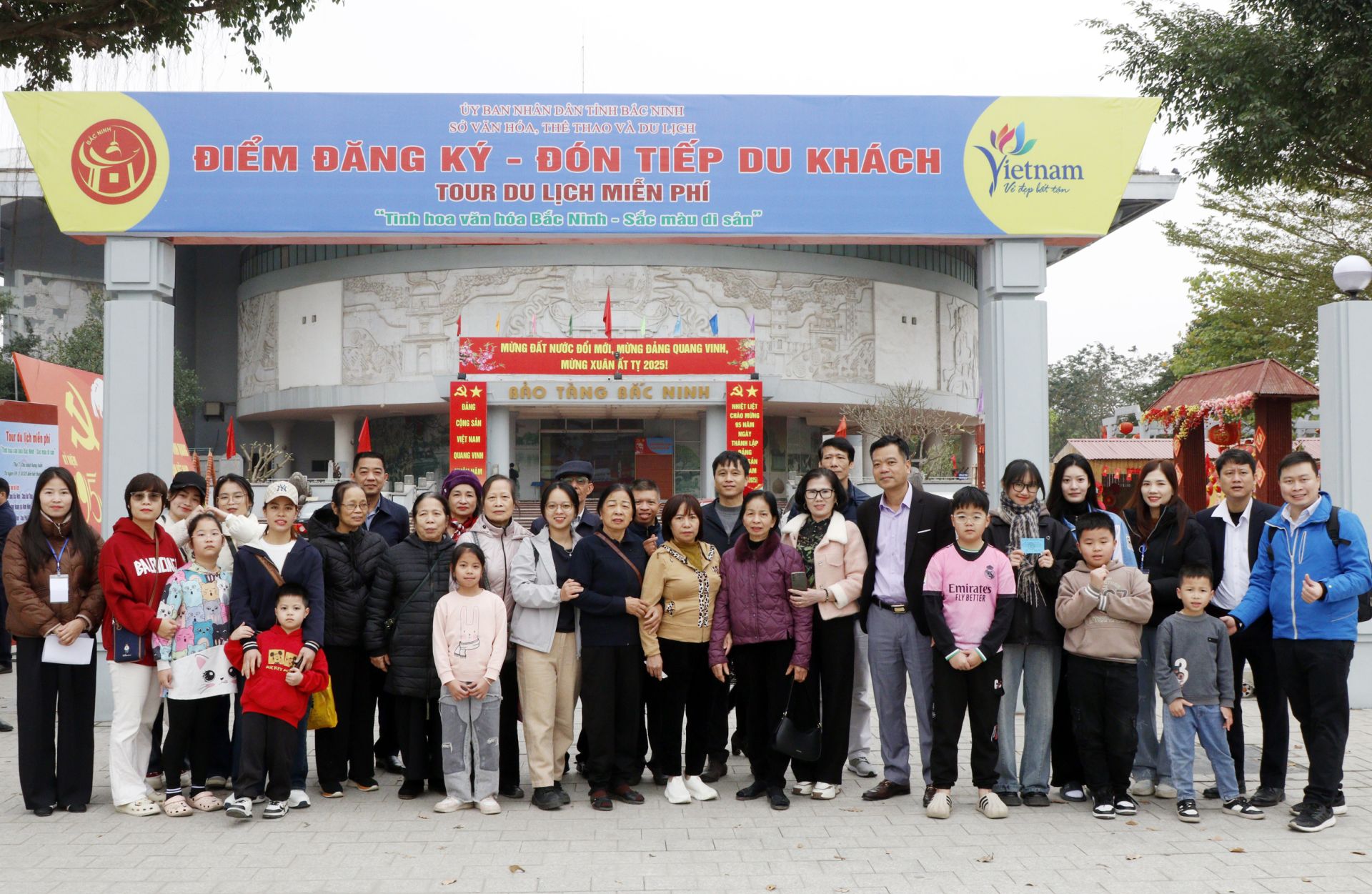 Đông đảo nhân dân và du khách đăng ký tham gia tuor du lịch trải nghiệm.