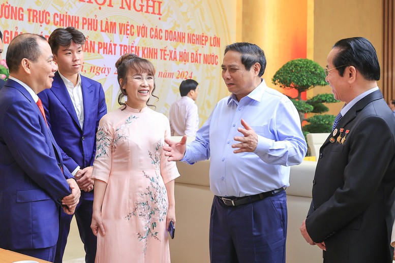 Thủ tướng Phạm Minh Chính trao đổi với các doanh nhân tại Hội nghị Thường trực Chính phủ gặp gỡ doanh nghiệp về nhiệm vụ, giải pháp để doanh nghiệp tư nhân tăng tốc, bứt phá, góp phần phát triển đất nước nhanh, bền vững trong kỷ nguyên mới. Ảnh VGP Thủ tướng Phạm Minh Chính trao đổi với các doanh nhân tại Hội nghị Thường trực Chính phủ gặp gỡ doanh nghiệp về nhiệm vụ, giải pháp để doanh nghiệp tư nhân tăng tốc, bứt phá, góp phần phát triển đất nước nhanh, bền vững trong kỷ nguyên mới. Ảnh VGP
