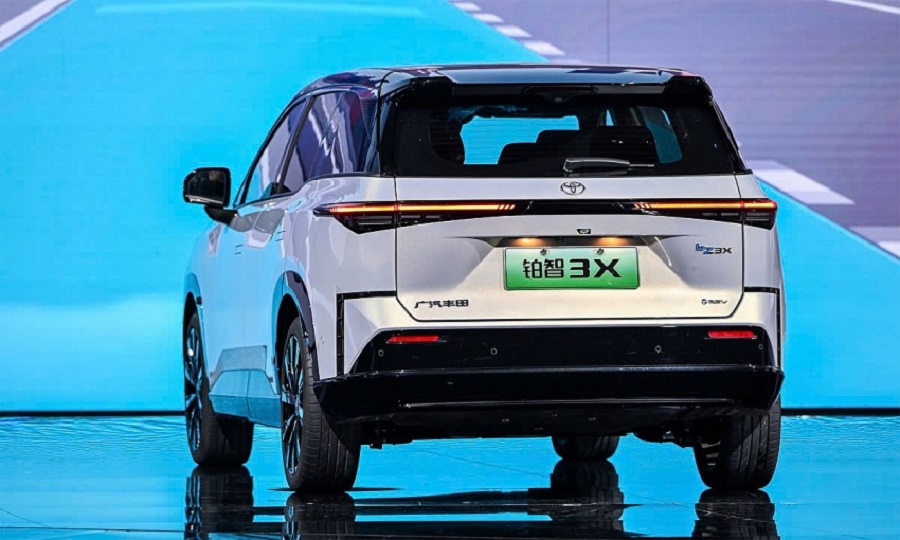 Toyota bZ3X được trang bị một tiêu chuẩn điện động, với hai tùy chọn tùy chọn: 150 kW (tương đương 201 mã lực) và 165 kW (tương đương 221 mã lực).