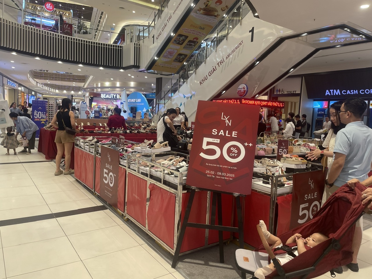 TP. HCM: Thị trường hàng hoá đậm chất ‘sale’ dịp 8/3 tại các siêu thị, trung tâm thương mại