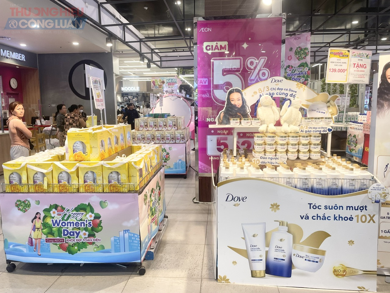 Các sản phẩm chăm sóc sắc đẹp được gói cẩn thận với giá ưu đãi kèm các món quà dễ thương đi cùng phục vụ nhu cầu tặng quà của người dân