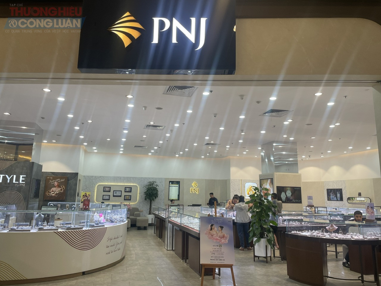 Thương hiệu trang sức PNJ cũng có nhiều quà tặng khi mua tại đây nhân dịp 8/3