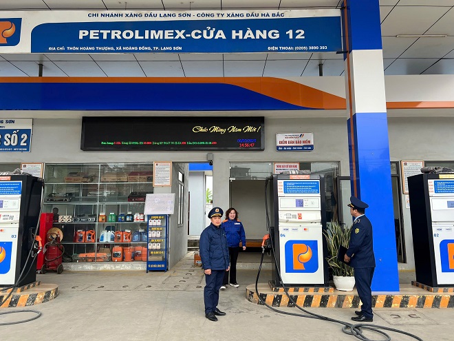 Lực lượng QLTT tỉnh Lạng Sơn giám sát cửa hàng xăng dầu trên địa bàn