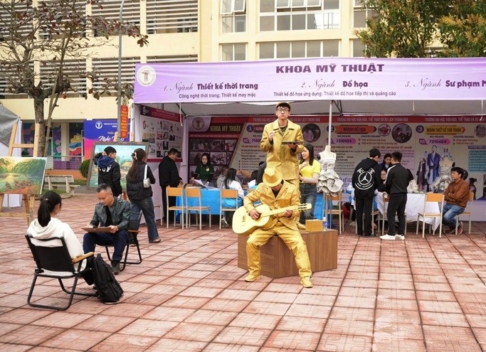 Các bạn học sinh tìm hiểu thông tin tại bàn tư vấn Khoa Mỹ thuật.