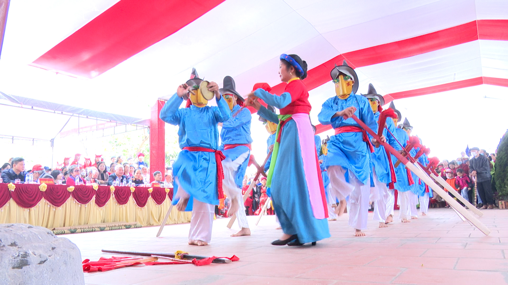 Đặc trưng của lễ hội là thi múa trò Xuân Phả của 6 làng với 5 điệu múa dân gian đặc sắc