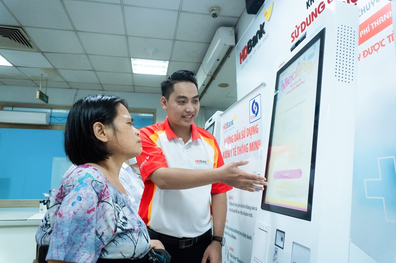 Người dân có thể thanh toán, tạm ứng viện phí 100% không tiền mặt thông qua hệ thống Kiosk và không phát sinh bất kỳ khoản phí nào.