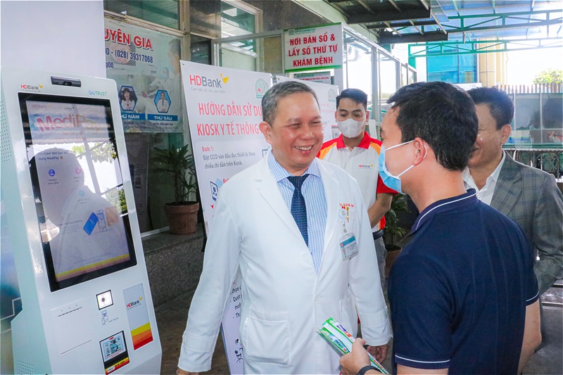 TS.BS Lê Trần Quang Minh Giám đốc Bệnh viện Tai Mũi Họng TP.HCM giới thiệu hệ thống Kiosk y tế thông minh của HDBank với người dùng TS.BS Lê Trần Quang Minh Giám đốc Bệnh viện Tai Mũi Họng TP.HCM giới thiệu hệ thống Kiosk y tế thông minh của HDBank với người dùng