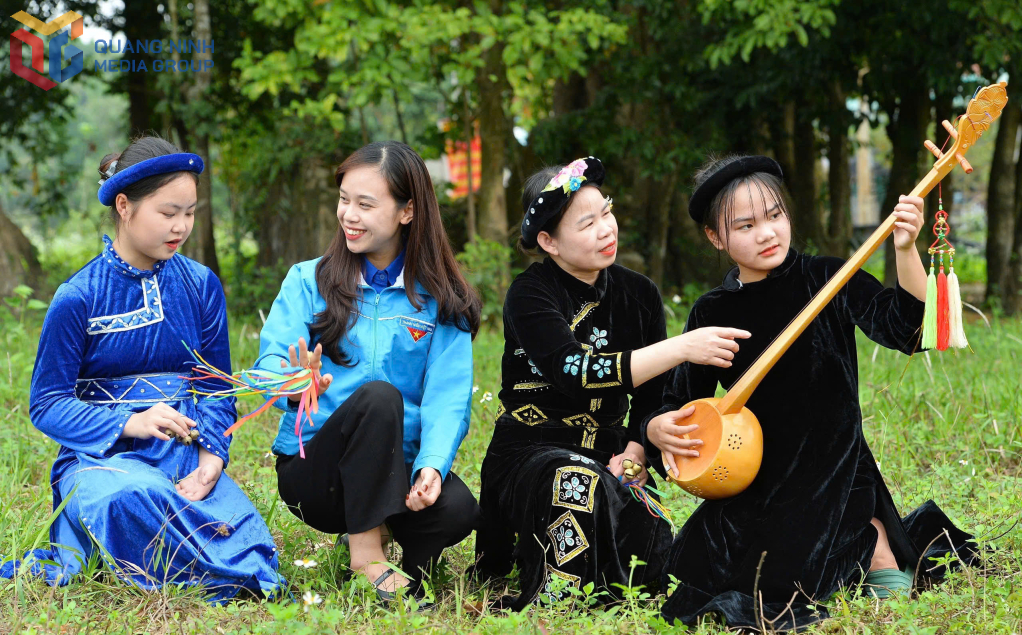 Chị Đào Thị Mai Thịnh (thứ 2, trái sang), Bí thư Huyện Đoàn Tiên Yên tham gia hoạt động của lớp bảo tồn văn hóa dân tộc Tày cho thiếu nhi tại xã Phong Dụ. Chị Đào Thị Mai Thịnh (thứ 2, trái sang), Bí thư Huyện Đoàn Tiên Yên tham gia hoạt động của lớp bảo tồn văn hóa dân tộc Tày cho thiếu nhi tại xã Phong Dụ.