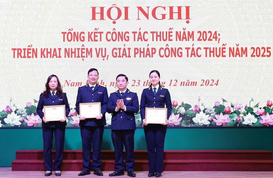 Lãnh đạo Cục Thuế Nam Định vinh danh đơn vị lao động xuất sắc trong công tác năm 2024; triển khai nhiệm vụ công tác thuế năm 2025 Lãnh đạo Cục Thuế Nam Định vinh danh đơn vị lao động xuất sắc trong công tác năm 2024; triển khai nhiệm vụ công tác thuế năm 2025