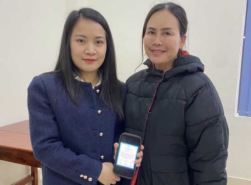 Chị Hoàng Thị Kim Dung (bên trái) chuyển khoản lại số tiền 100 triệu đồng cho chị Phạm Thị Yến.