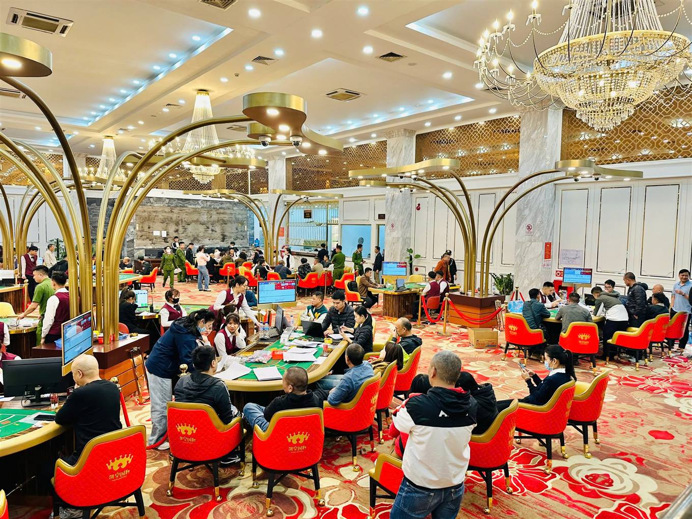 Công an tỉnh Lào Cai chủ trì phối hợp với Cục Cảnh sát hình sự Bộ Công an triệt phá đường dây tổ chức đánh bạc có yếu tố nước ngoài do người Trung Quốc cầm đầu cấu kết với người Việt Nam thực hiện