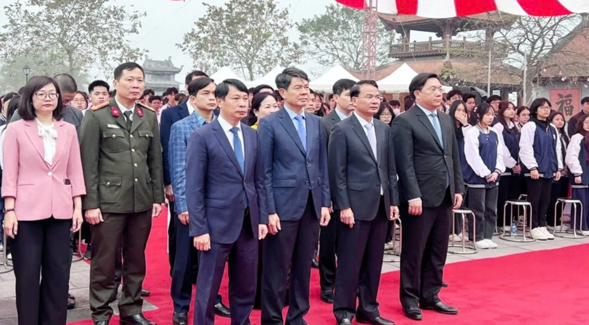 Đại biểu dâng hương tưởng nhớ các vị khoa bảng tại Văn Miếu Vĩnh Phúc