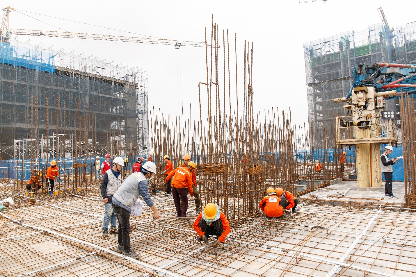 Không khí khẩn trương, nhộn nhịp trên công trường