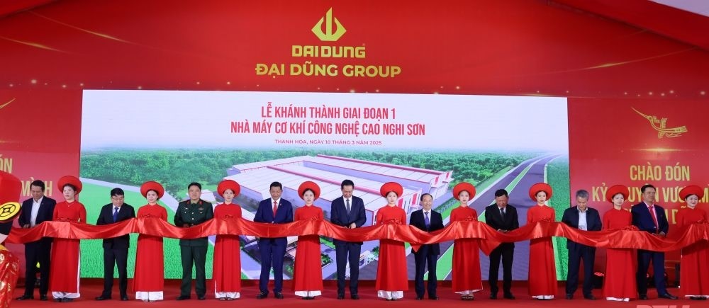 Các đại biểu cắt băng khánh thành giai đoạn 1 Nhà máy Cơ khí Công nghệ cao Nghi Sơn.