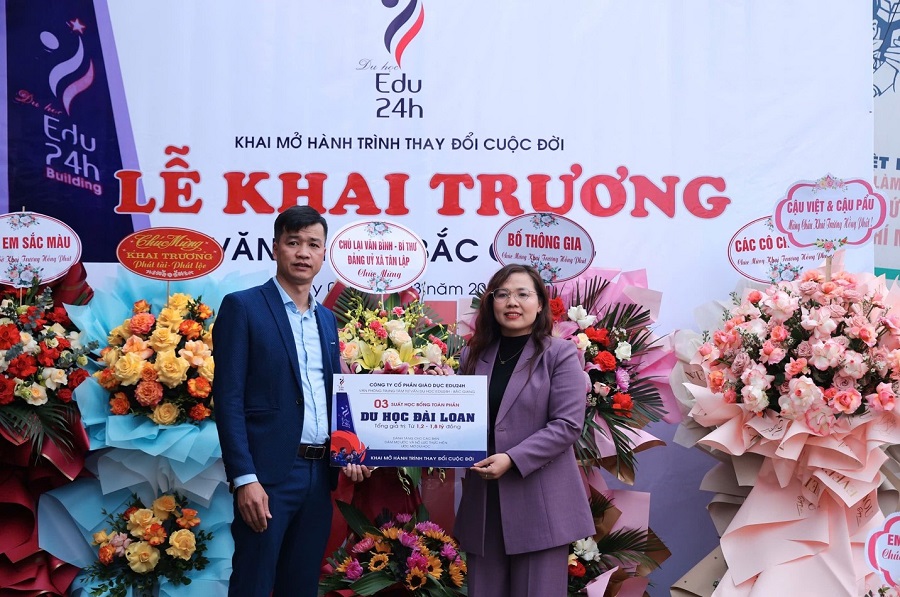 Ông Vũ Thành Công (bìa trái) - Giám đốc Đối ngoại của công ty Edu24h chụp hình lưu niệm cùng bà Nguyễn Thị Hiền – Phó Viện trưởng Viện Giáo dục Ngoại ngữ Việt Nam tại buổi lễ khai trương Ông Vũ Thành Công (bìa trái) - Giám đốc Đối ngoại của công ty Edu24h chụp hình lưu niệm cùng bà Nguyễn Thị Hiền – Phó Viện trưởng Viện Giáo dục Ngoại ngữ Việt Nam tại buổi lễ khai trương