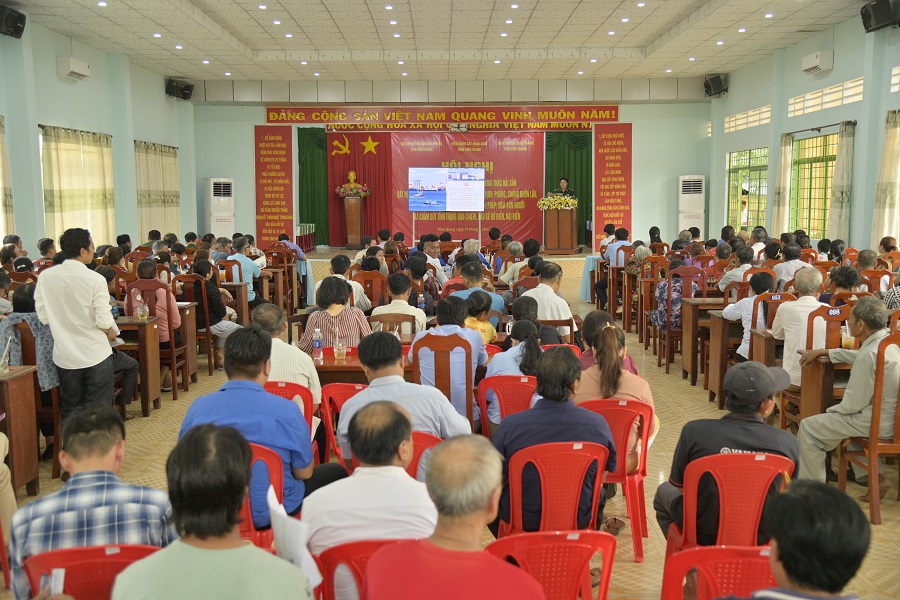 Quang cảnh buổi họp dân tuyên truyền các nội dung văn bản pháp luật tại xã Vĩnh Hòa Phú, huyện Châu Thành.