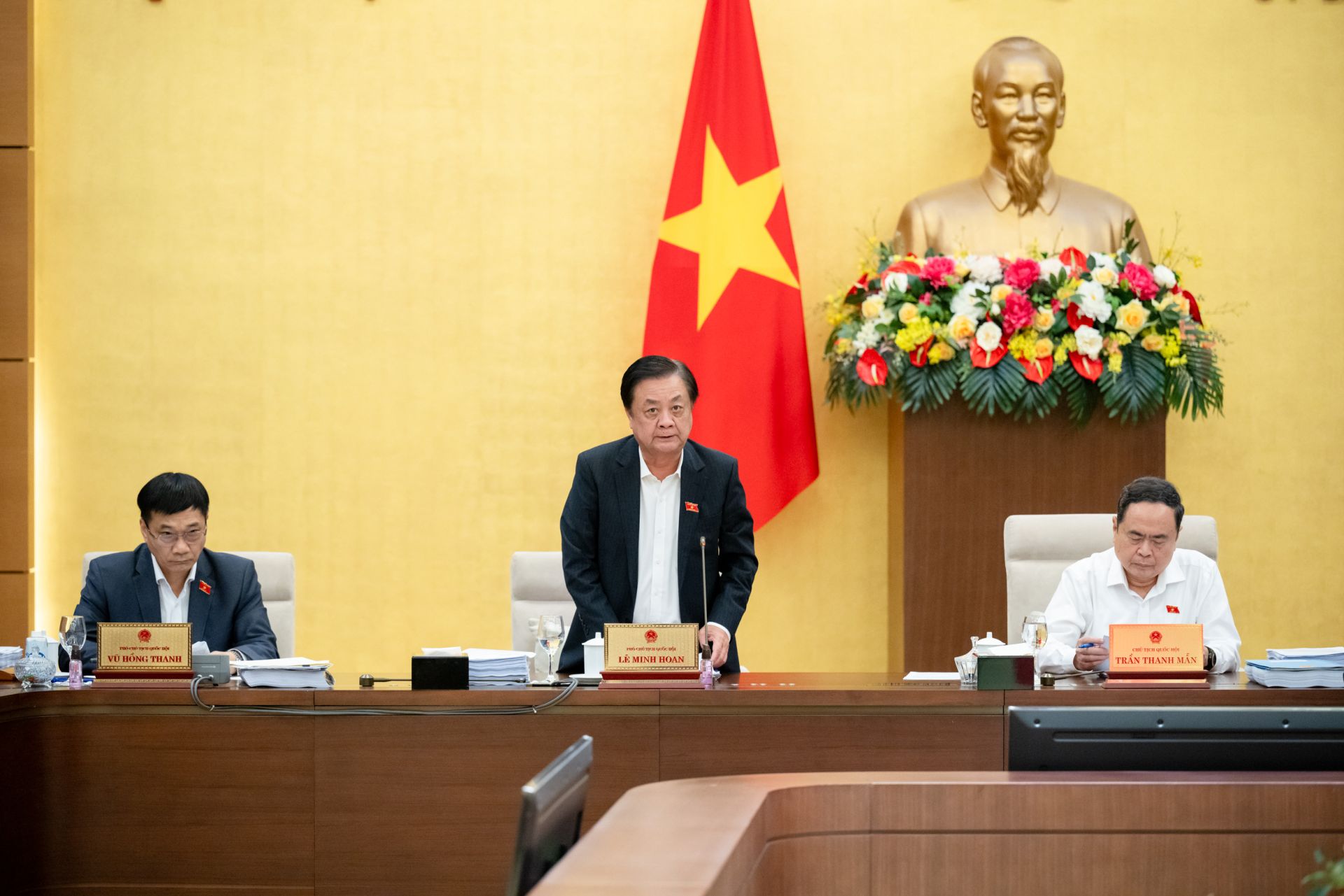 Phó Chủ tịch Quốc hội Lê Minh Hoan điều hành nội dung phiên họp.