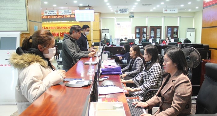 Công dân nhận kết quả giải quyết TTHC tại bộ phận trả kết quả của Trung tâm Phục vụ hành chính công tỉnh.