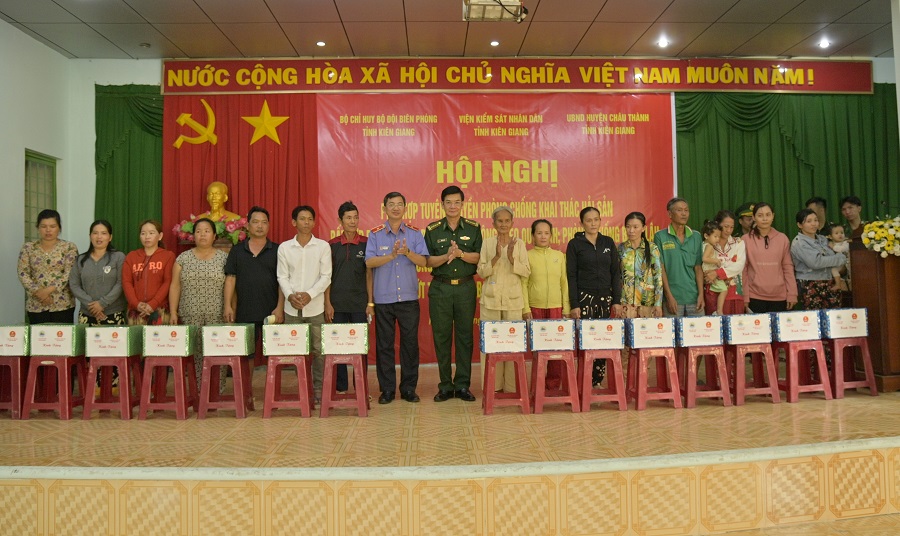Lãnh đạo Bộ đội Biên phòng, Viện Kiểm sát nhân dân tỉnh Kiên Giang trao quà cho bà con tại buổi họp dân. Lãnh đạo Bộ đội Biên phòng, Viện Kiểm sát nhân dân tỉnh Kiên Giang trao quà cho bà con tại buổi họp dân.
