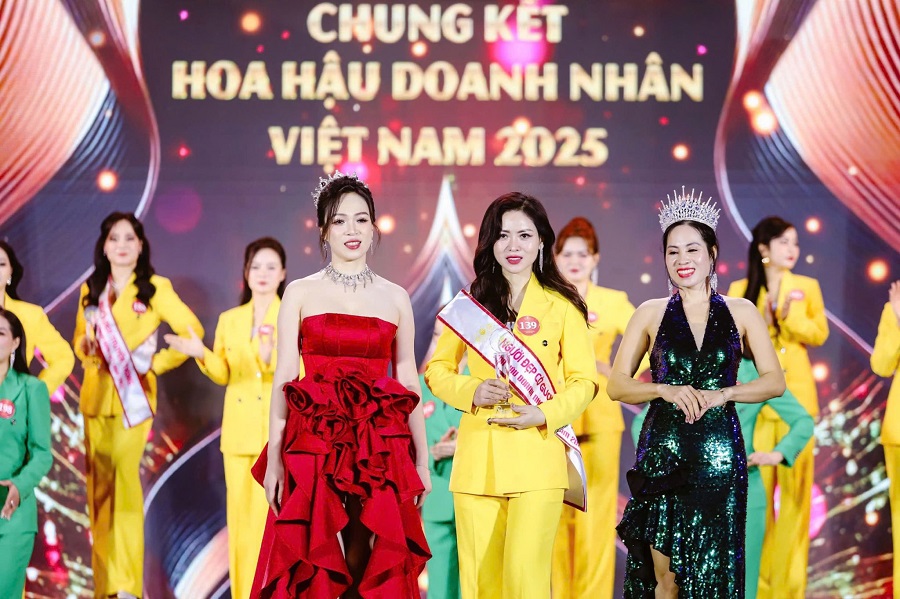 Thu Huyền còn “ẵm” thêm giải thưởng “Người đẹp có gương mặt khả ái” Thu Huyền còn “ẵm” thêm giải thưởng “Người đẹp có gương mặt khả ái”