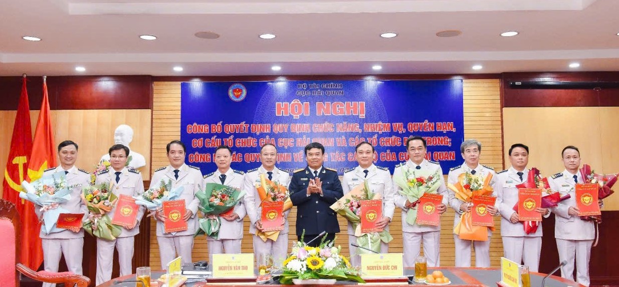 Cục trưởng Cục Hải quan Nguyễn Văn Thọ trao các quyết định bổ nhiệm Chi cục trưởng Chi cục Hải quan khu vực I đến khu vực X (Ảnh đơn vị cung cấp) Cục trưởng Cục Hải quan Nguyễn Văn Thọ trao các quyết định bổ nhiệm Chi cục trưởng Chi cục Hải quan khu vực I đến khu vực X (Ảnh đơn vị cung cấp)