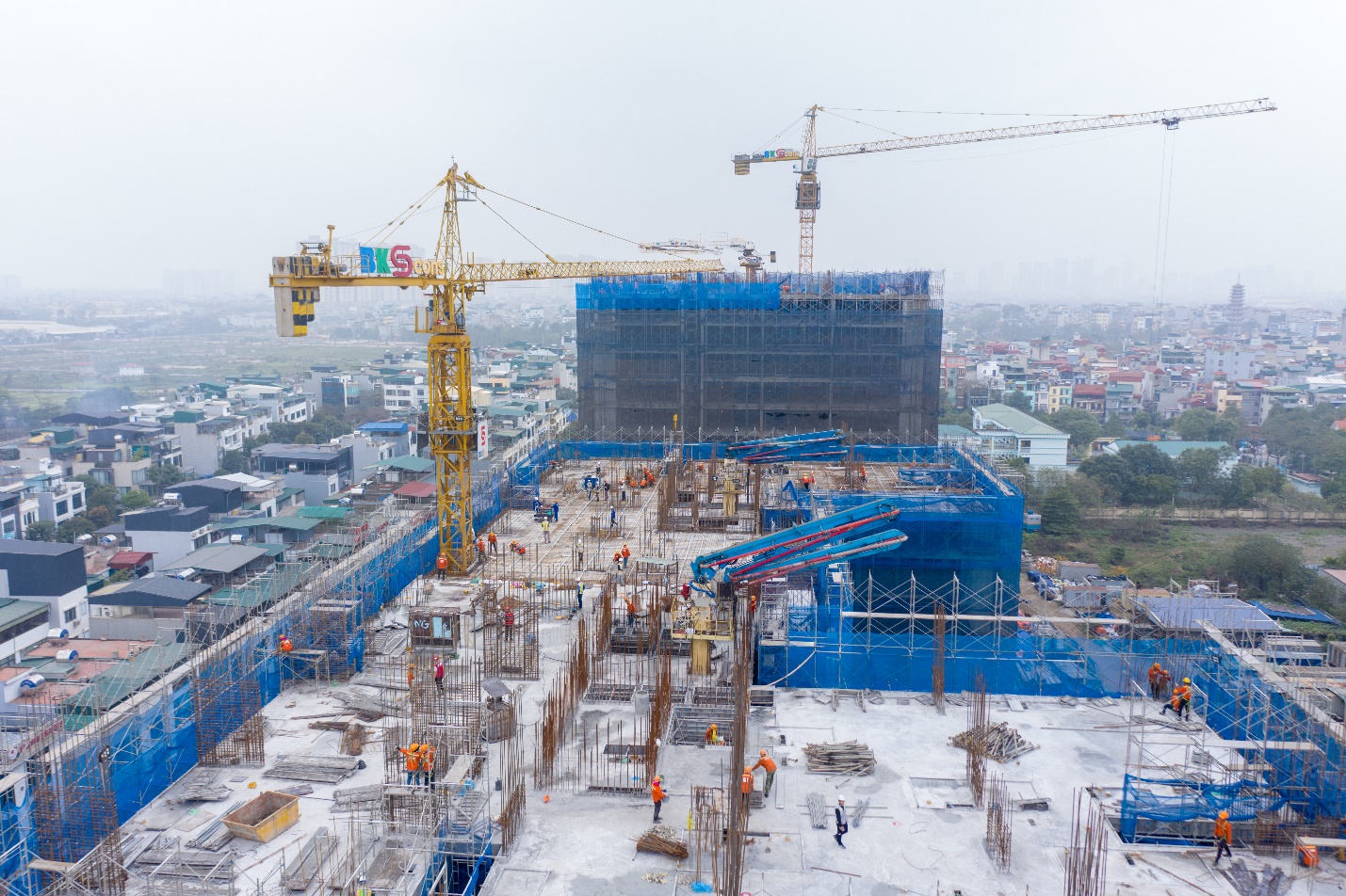 Hàng trăm công nhân thi công ngày đêm để kịp tiến độ