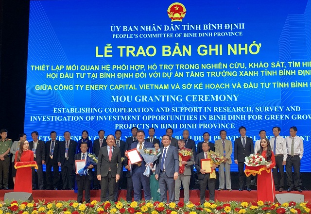 Lễ trao Biên bản ghi nhớ của lãnh đạo tỉnh Bình Định cho các nhà đầu tư. Ảnh: VH Lễ trao Biên bản ghi nhớ của lãnh đạo tỉnh Bình Định cho các nhà đầu tư. Ảnh: VH