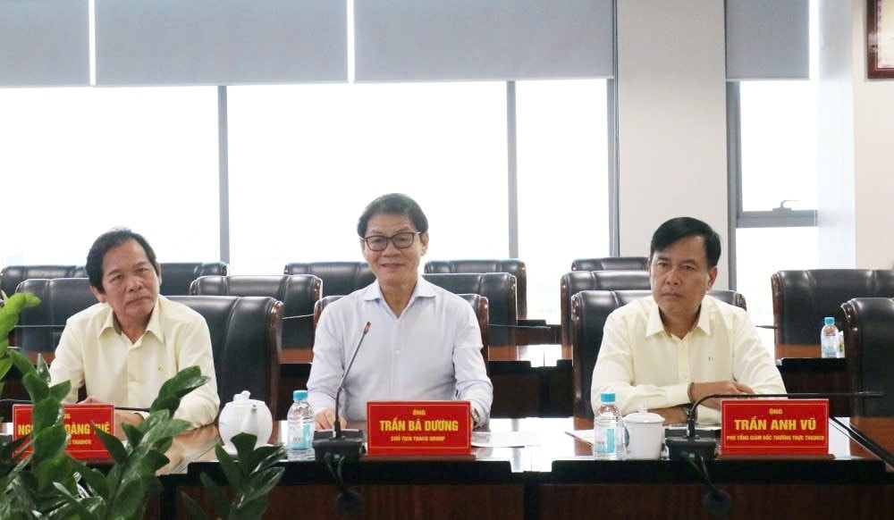 Chủ tịch Hội đồng Quản trị THACO trình bày các dự án nghiên cứu đầu tư tại Bình Dương (ảnh: UBND tỉnh Bình Dương). Chủ tịch Hội đồng Quản trị THACO trình bày các dự án nghiên cứu đầu tư tại Bình Dương (ảnh: UBND tỉnh Bình Dương).