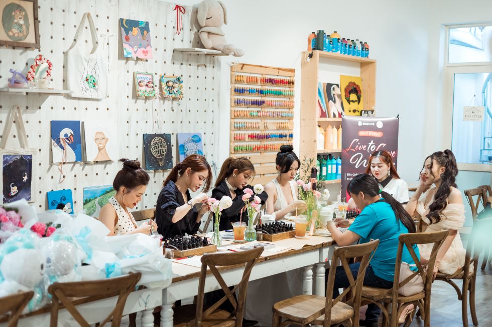 Bigo Live Việt Nam cũng vừa tổ chức riêng một workshop làm nước hoa dành cho các học viên nữ