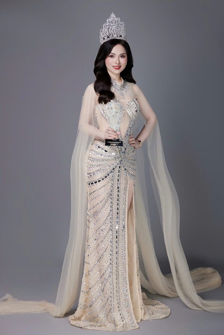 Cầm trên tay danh vị Á hậu 1, Thu Huyền mong muốn giúp đỡ những người kém may mắn và truyền cảm hứng cho thế hệ trẻ tham gia vào các hoạt động thiện nguyện Cầm trên tay danh vị Á hậu 1, Thu Huyền mong muốn giúp đỡ những người kém may mắn và truyền cảm hứng cho thế hệ trẻ tham gia vào các hoạt động thiện nguyện