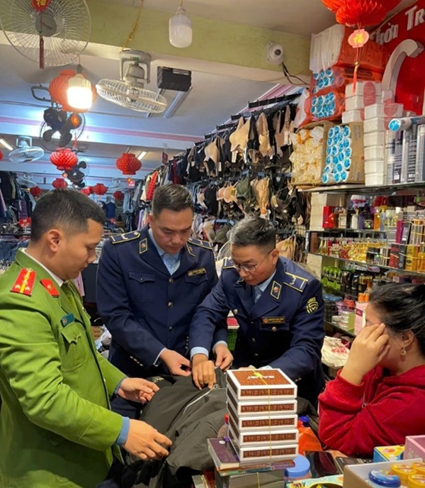Lực lượng chức năng tiến hành kiểm tra tại 1 cơ sở kinh doanh